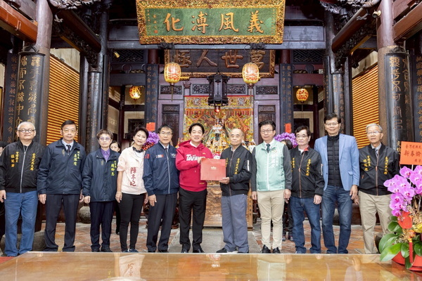 總統賴清德偕臺南市長黃偉哲初二參拜祀典武廟 發放新春紅包與民同樂