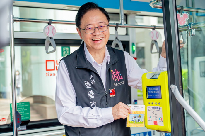桃園公車系統推新路網班次　迪士尼主題車吸睛 張善政：引進新業者加強服務