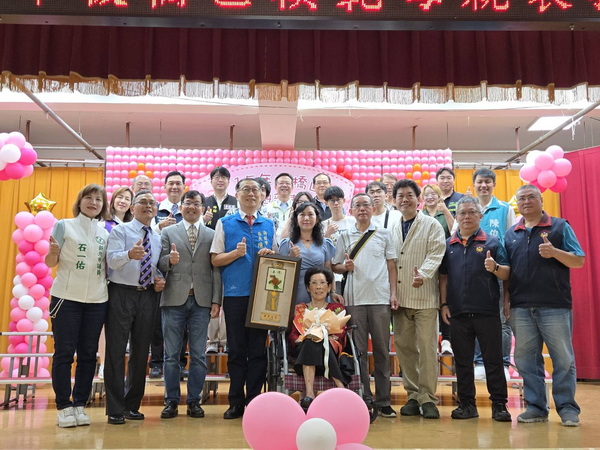 母愛寫下堅韌篇章 板橋表揚43位模範母親