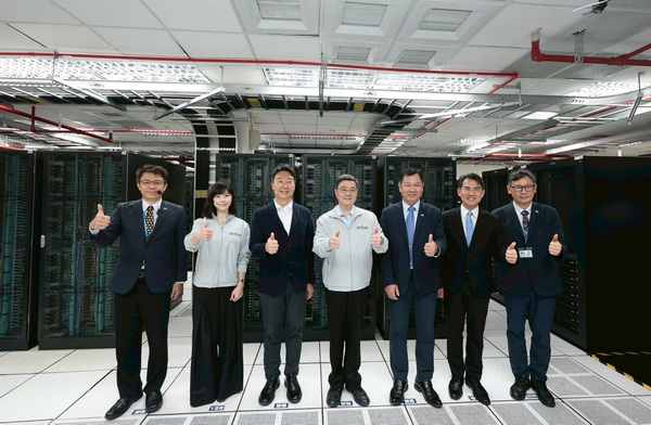 視察中央氣象署精進氣象AI科技應用成果 卓揆期許提供更快速、穩定且精準的氣象資訊服務