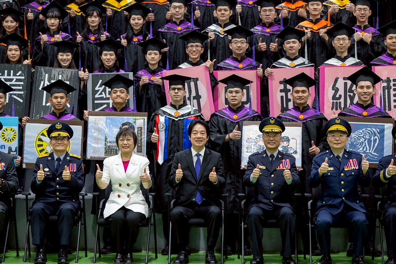 總統出席警大聯合畢業典禮　期勉畢業生秉持團隊精神與清廉價值　攜手維護國家治安