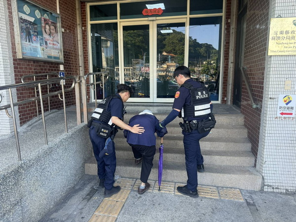失智老婦迷失街頭 蘇警協助返家