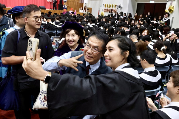 黃偉哲出席台南護專畢典 祝福379位畢業生發揮所學