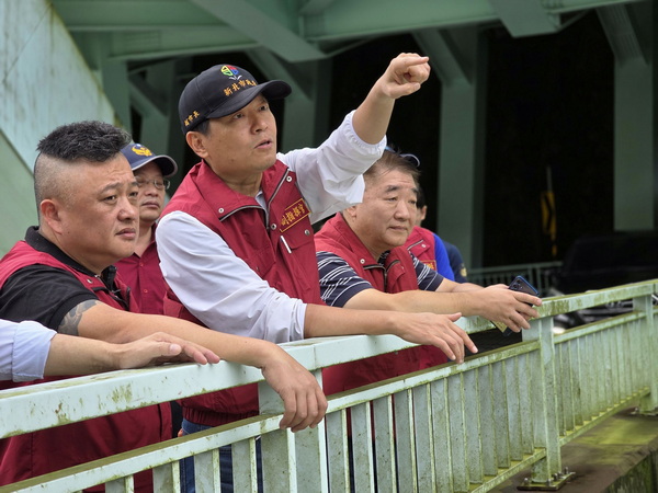 朱惕之副市長視察南勢溪水位逐步回降 新北市府嚴密監測 守護市民安全