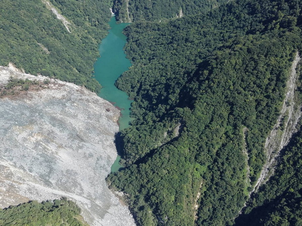 萬里溪堰塞湖接近溢流水位 中央地方嚴密監控戒備