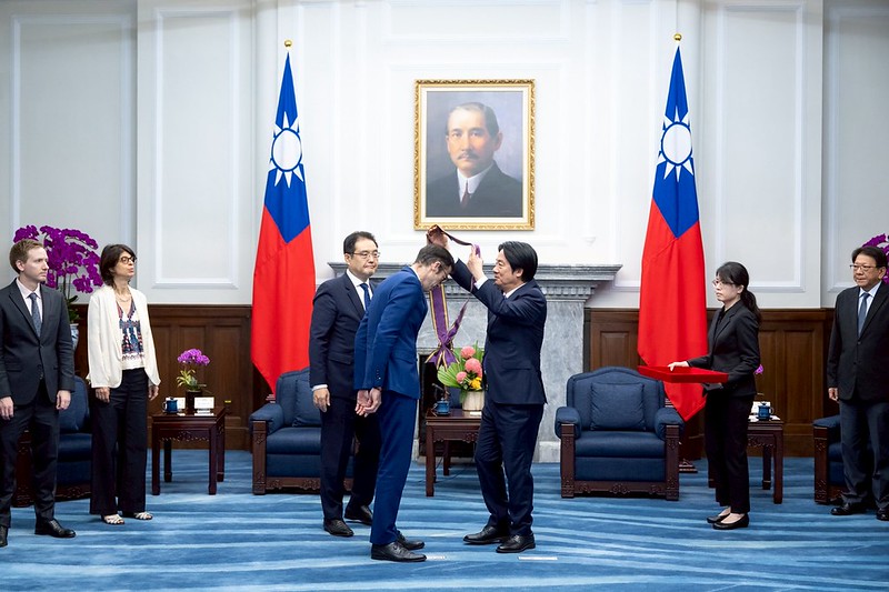 總統贈勳表彰法國在台協會主任龍燁卓越貢獻 盼持續深化臺法合作 共創更豐碩成果