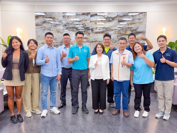 屏東8位青農獲第八屆百大青農殊榮 縣長周春米頒匾表揚祝賀!
