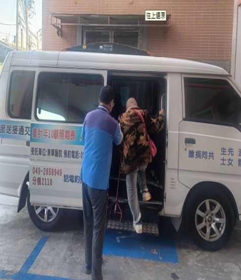 一趟車的距離,拉近長輩與社區的連結