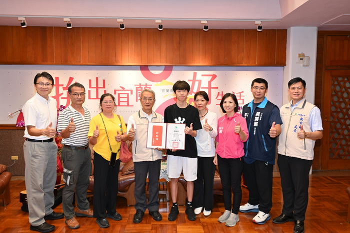 宜蘭學子蔡承嶧勇奪國際吉他大賽金獎林茂盛代理縣長接見表揚