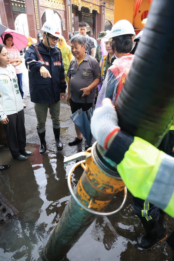 高雄市超大豪雨強襲高雄 陳其邁馬不停蹄緊盯水情掌握各地災情