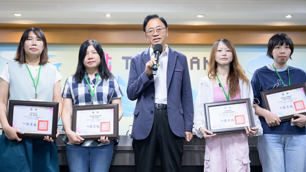 導入AI革新、深化市政品質 桃市表揚115年度6位績優研考幕後英雄