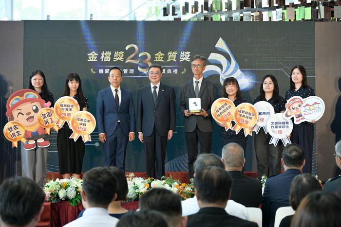 頒發檔案管理金檔獎及金質獎 卓揆:全力推動開放政府與資料治理 真實呈現國家發展歷史軌跡