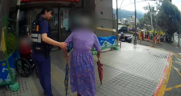 礁警協助迷途老婦送醫救治,深獲當事人感激