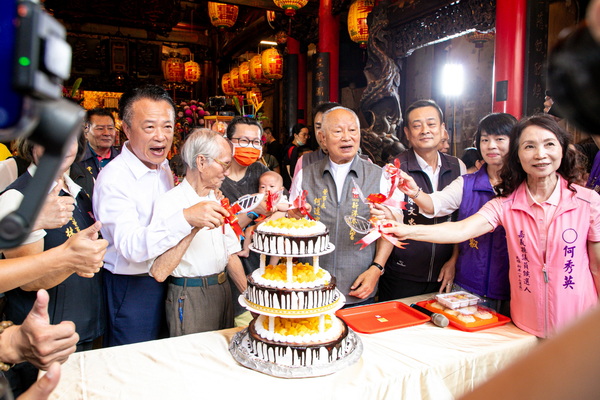 新港奉天宮媽祖契子女中秋團圓,翁章梁陪同祈福慶佳節