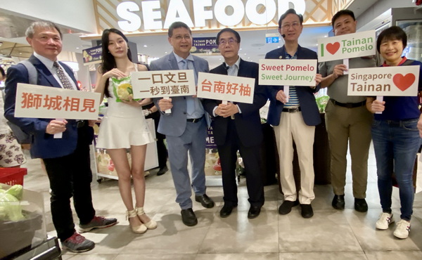 黃偉哲旋風行銷臺南文旦 新加坡「柚」見熱潮