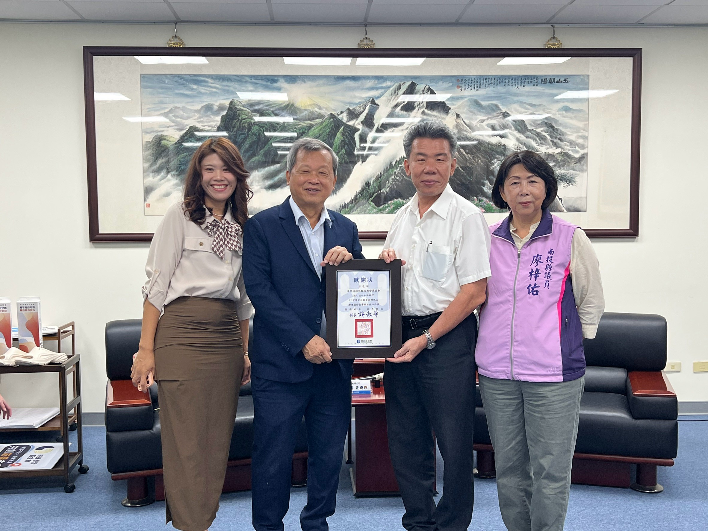 三溫飽餐飲有限公司捐贈 AI 智慧定位鞋墊 協力提升本縣長者安全防護