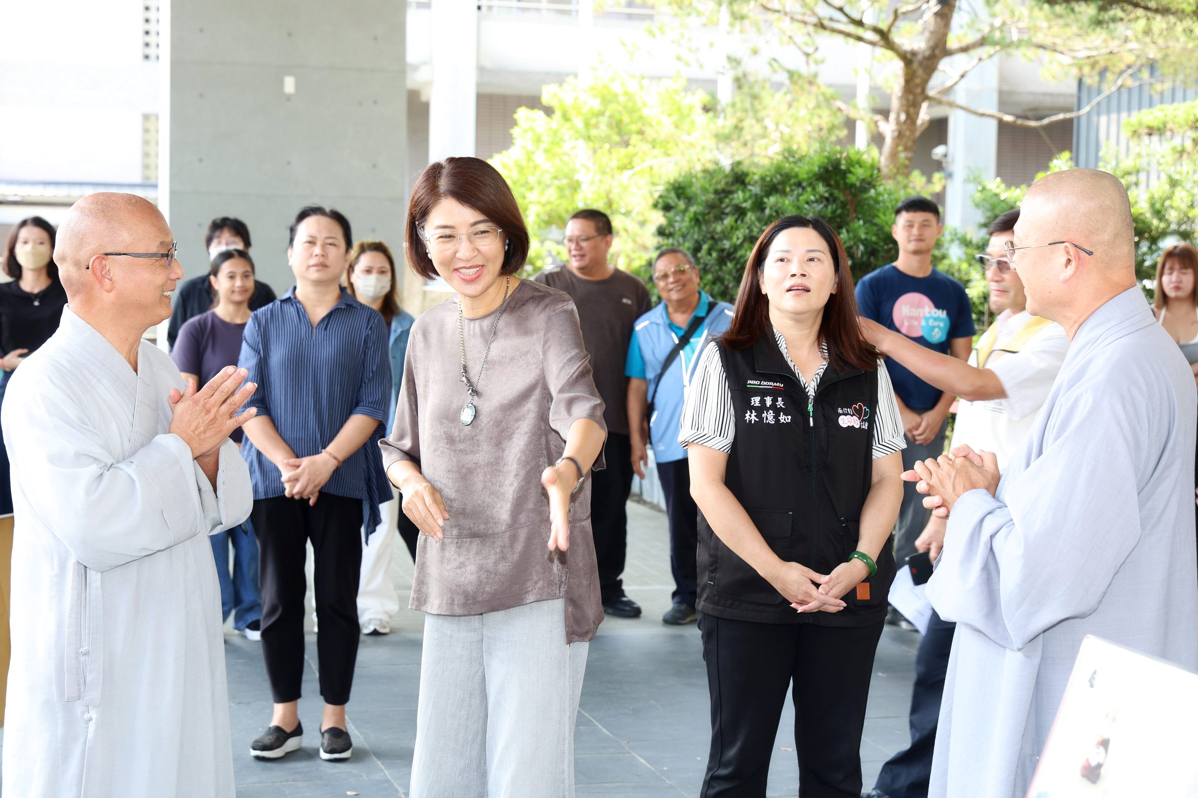 靈巖山寺攜手淨心慈善基金會重陽南投送暖 許縣長感謝協力縣府關懷獨居...
