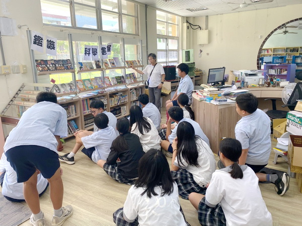 書香伴成長!國教署攜手地方充實國中小圖書與本土文化藏書