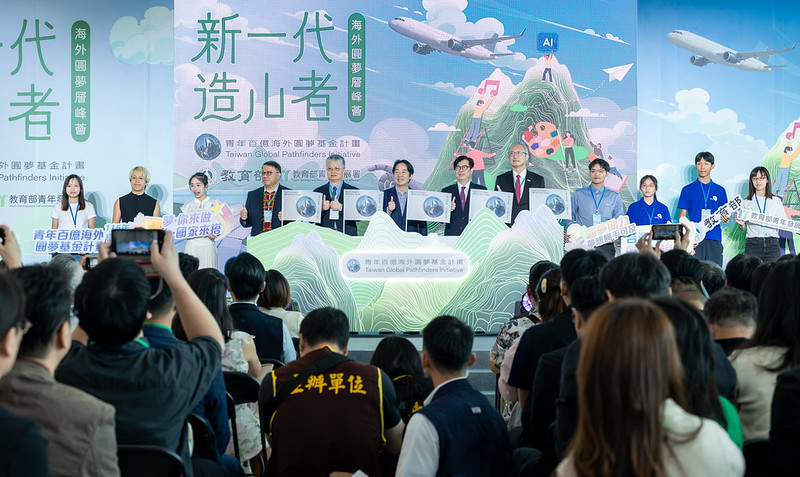 出席青年百億海外圓夢基金計畫高雄成果展 總統盼青年將世界的解方帶回臺灣 推動臺灣往前邁進